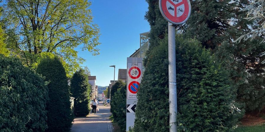 Auf Teilabschnitten der Speerstrasse herrscht Fahrverbot. Nun wurden auf besagten Strecken Tempo-30-Massnahmen umgesetzt.