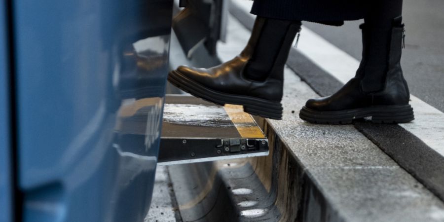Die Umsetzung der Volksinitiative «VBZ-Abo für 365 Franken» dürfte bis zu 195 Millionen Franken pro Jahr kosten. Der Stadtrat will die Rabatte deshalb kürzen können, wenn es der Sta...
