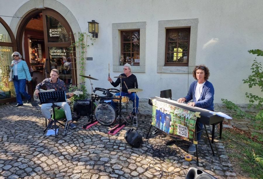 Die Band «Flow» sorgte mit Musik aus den letzten 50 Jahren für eine Zeitreise.