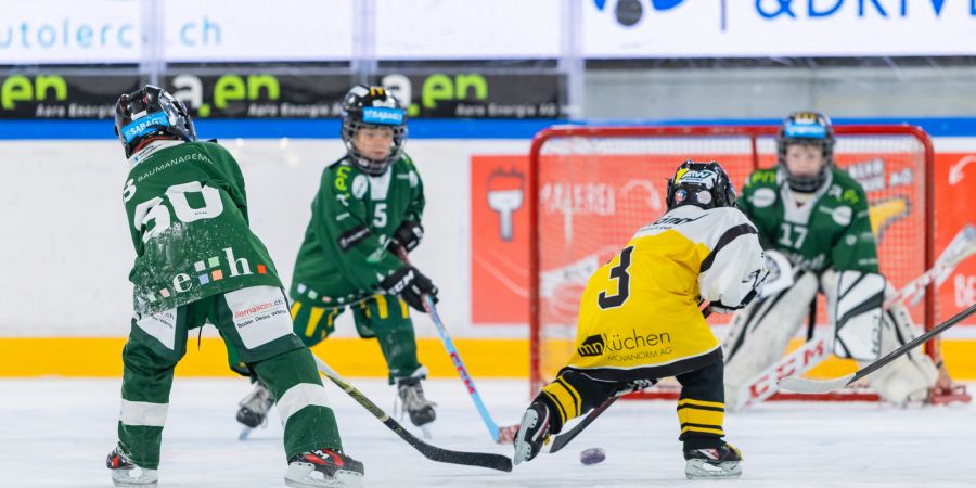 Früh übt sich, wer ein Meister werden will. Die e + h Hockeyschule bietet eine niederschwellige Möglichkeit, Eishockeyluft zu schnuppern