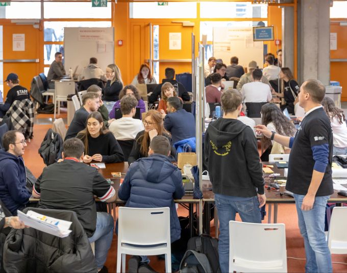 Ein Stimmungsbild der multidisziplinären Studierenden-Teams an der Hochschule HEIG-VD während der Innovation Crunch-Time im März 2024. Schweizer Technologie