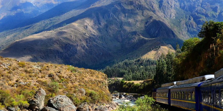 Von Urubamba bringt Sie ein Zug durch beeindruckende Landschaften nach Ollantaytambo, von dort geht's weiter nach Machu Picchu.
