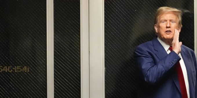 ARCHIV - Donald Trump, ehemaliger Präsident der USA, spricht in einem Flur vor einem Gerichtssaal, in dem er einer Anhörung vor dem New Yorker Strafgericht beiwohnt. Foto: Mary Altaffer/AP Pool/dpa ARCHIV - Donald Trump, ehemaliger Präsident der USA, spricht in einem Flur vor einem Gerichtssaal, in dem er einer Anhörung vor dem New Yorker Strafgericht beiwohnt. Foto: Mary Altaffer/AP Pool/dpa
