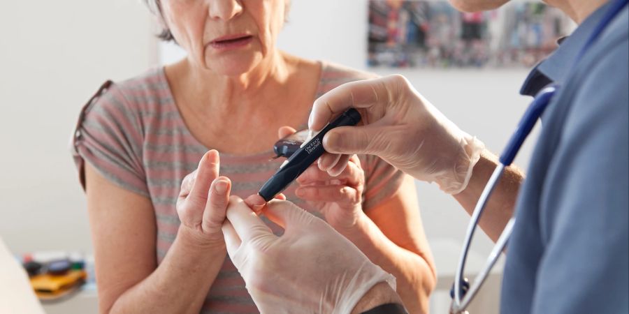 Frau mit Diabetes Typ 1 beim Arzt