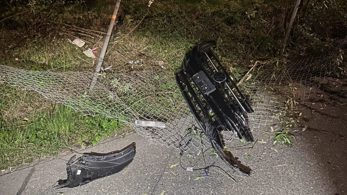 Der Fahrer beschädigte einen Zaun. Unfall