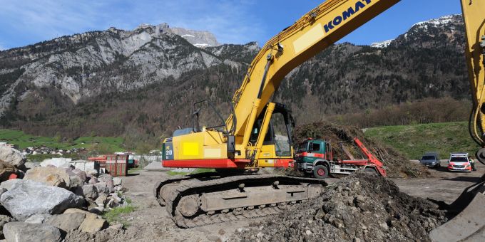 Mitlödi GL: Baggerführer bei Arbeitsunfall mittelschwer verletzt. Mitlödi GL