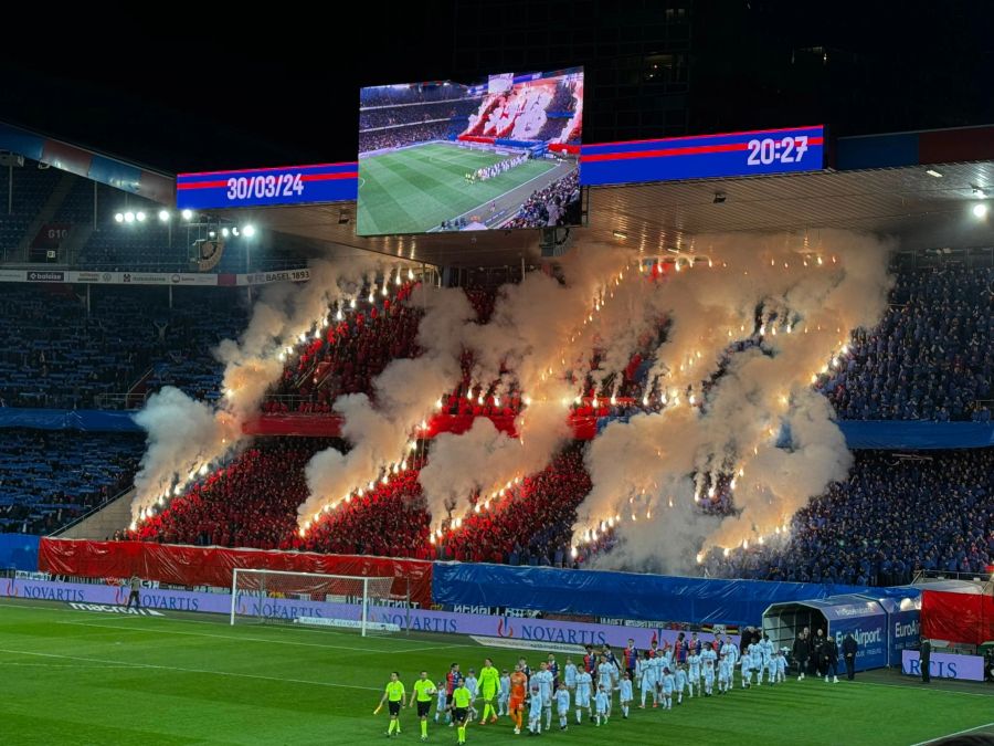 In der Muttenzerkurve «brennt» das FCB-Logo.