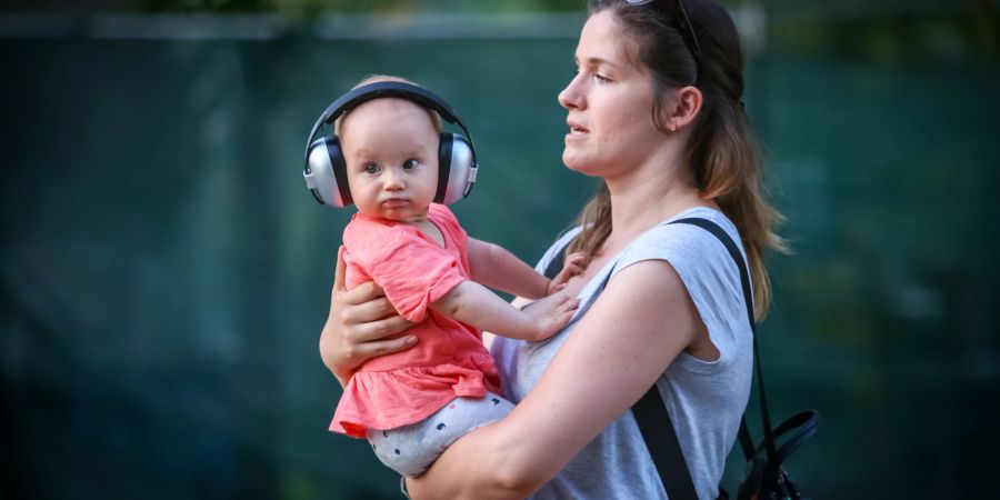 Mutter mit Kind mit Gehörschutz