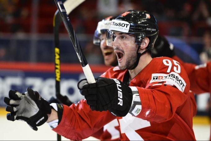2013 gewinnt Julian Walker mit der Schweiz WM-Silber in Schweden. Julian Walker