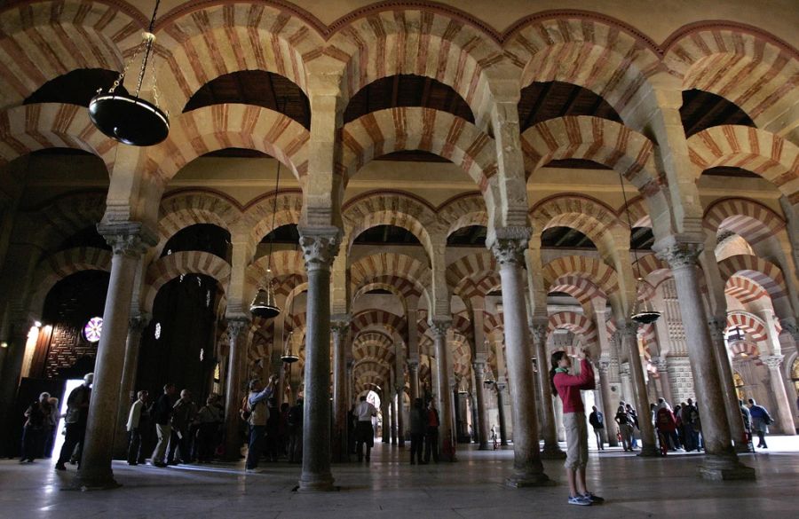 Spanien hat viel für die Touristen zu bieten, wie hier die Moschee in Cordoba. Sie bringen Geld ins Land. Aber auch jede Menge Abfall und Umweltverschmutzung.