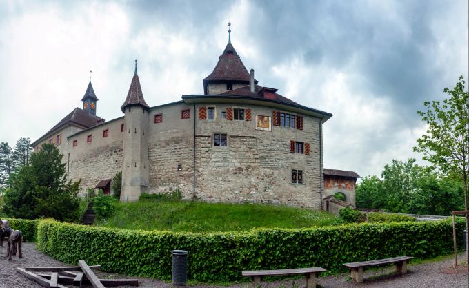 Thront überm Zürcher Oberland: Schloss Kyburg. Schloss Kyburg