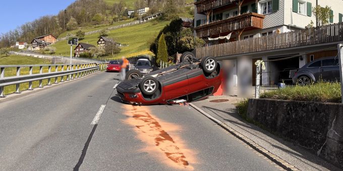 Amden SG - Autofahrerin (63) bei Kollision mit Leitplanke verletzt