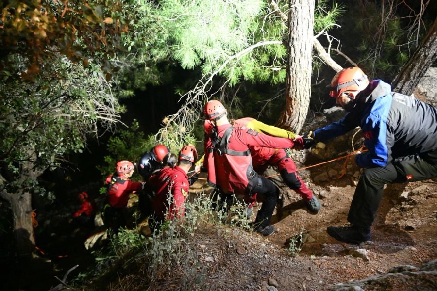 Die Rettungsarbeiten dauerten die ganze Nacht an.