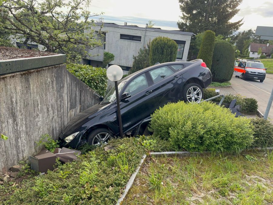 Das Auto prallte gegen eine Mauer.