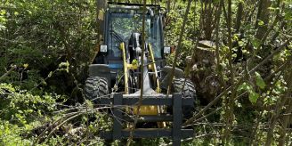 Wald AR - Abgestellter Radlader rollt Böschung hinunter in Bachbett