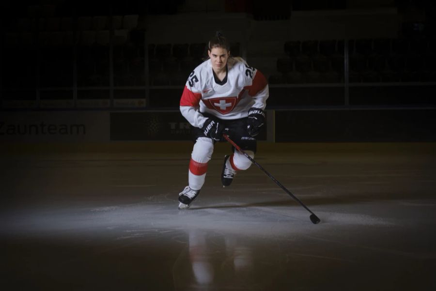 Alina Müller ist zum dritten Mal die Schweizer Eishockeyspielerin des Jahres.