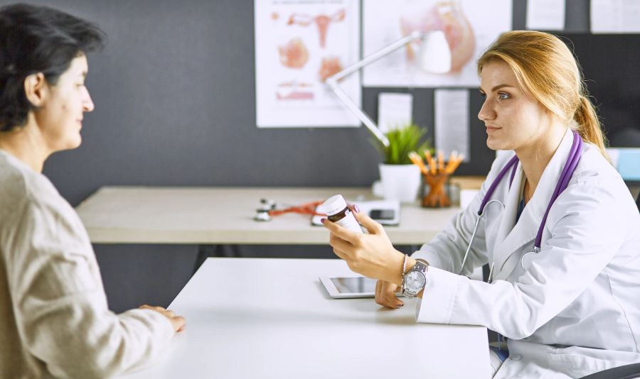 Junge Ärztin mit Patientin.