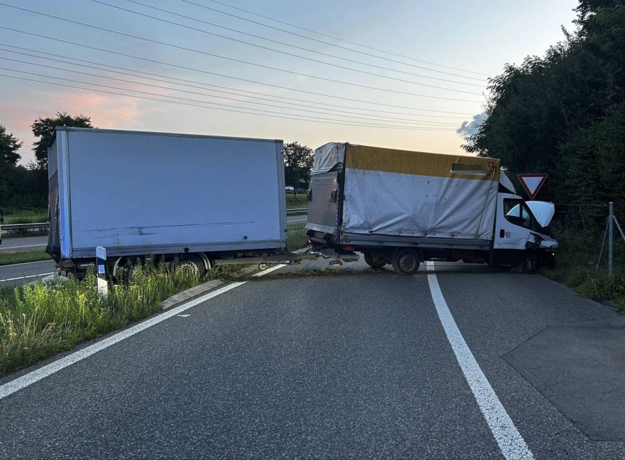 Der Lieferwagenfahrer wurde zur Kontrolle ins Spital gebracht.