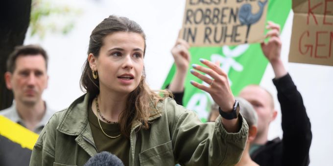 Prominenter Protest: Vor dem niedersächsischen Landtag warnt Klimaaktivistin Luisa Neubauer vor einer Gasförderung nahe dem Nationalpark Wattenmeer. Prominenter Protest: Vor dem niedersächsischen Landtag warnt Klimaaktivistin Luisa Neubauer vor einer Gasförderung nahe dem Nationalpark Wattenmeer.