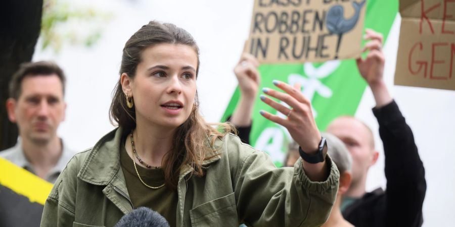 Prominenter Protest: Vor dem niedersächsischen Landtag warnt Klimaaktivistin Luisa Neubauer vor einer Gasförderung nahe dem Nationalpark Wattenmeer.