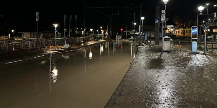 In Brienz BE dürften die Aufräumarbeiten eine ganze Weile andauern. Die Verwüstung am Bahnhof ist gross.