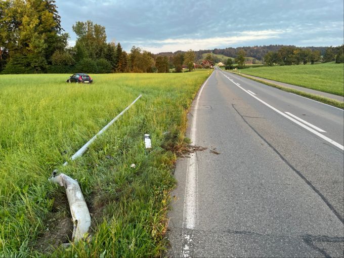 Autofahrer prallt in Hellbühl gegen Laterne. Unfall in Hellbühl