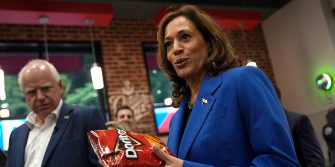 Auf dem Heimweg schnell noch eine Packung Chips kaufen: Kamala Harris nach einem langen Tag voller Wahlkampftermine. Wahlkampf in den USA - Harris und Walz in Pennsylvania
