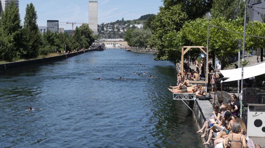 Für Zürcher geht nichts über ein kühles Bad in der Limmat.