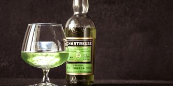 Glas mit Chartreuse