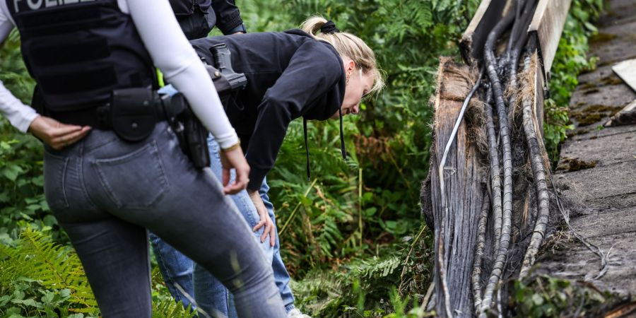 Der wohl absichtlich gelegte Brand wird zu massiven Behinderungen im Berufsverkehr führen.