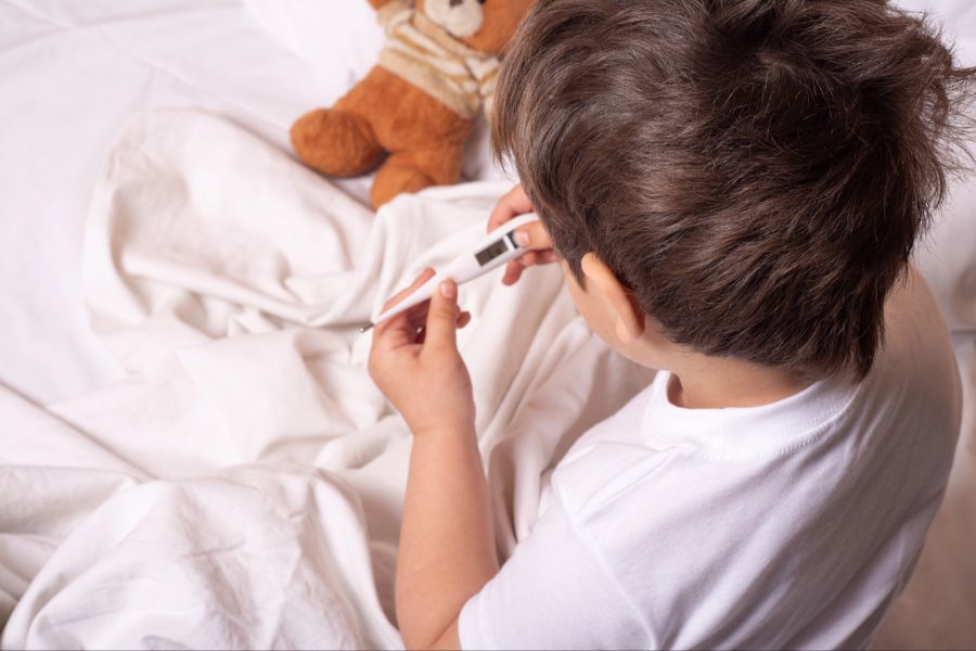 Kind mit Thermometer