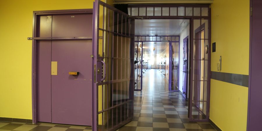 Mit seinen bunten Farben wirkt die Haftanstalt wie eine Art Hostel mit Schloss.