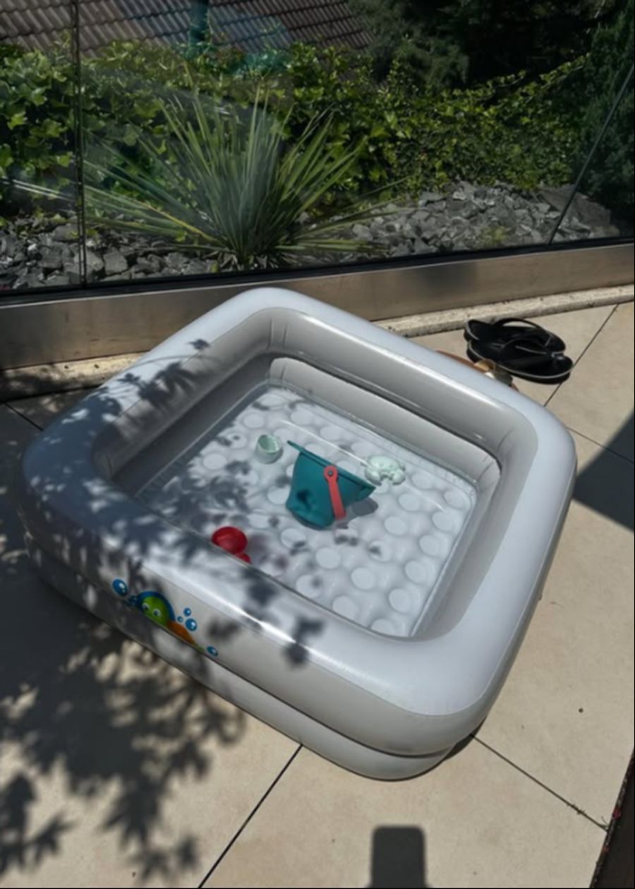 Ihr Töchterchen durfte offenbar im Pool planschen.