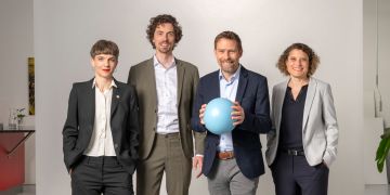 Gruppenfoto Frauen Männer Raum