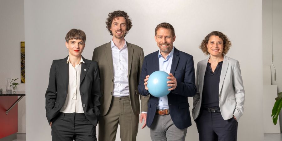 Gruppenfoto Frauen Männer Raum