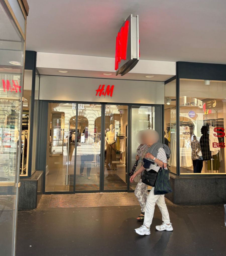Doch unterwegs fällt einer der beiden plötzlich auf, dass ihr Handy fehlt – also kehren sie zurück in die Filiale.