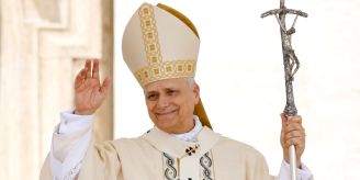 Umarmung - Leo XIV bricht für Bruder das Protokoll Umarmung - Leo XIV bricht für Bruder das Protokoll