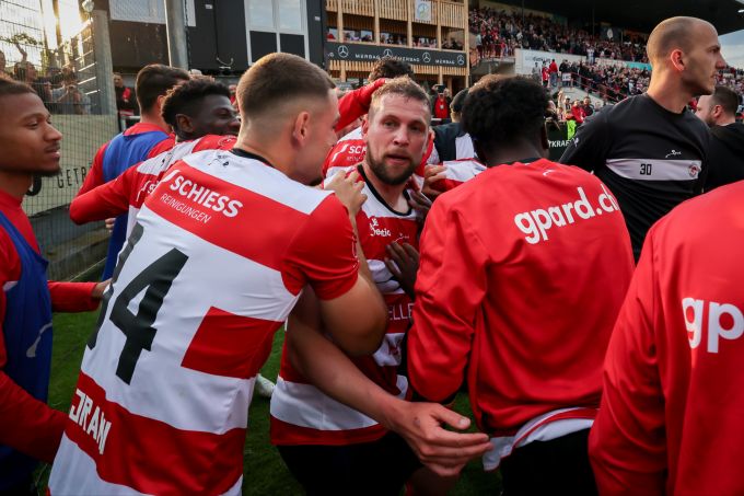 Die Spieler des FC Winterthur feiern den Punktgewinn gegen Yverdon. FC Winterthur Yverdon