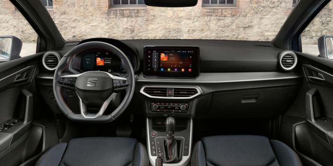 Auch das Cockpit ist baugleich: Ein zentraler Touchscreen dominiert das Armaturenbrett und ermöglicht den Zugriff auf Infotainment- und Konnektivitätsfunktionen. Seat Arona