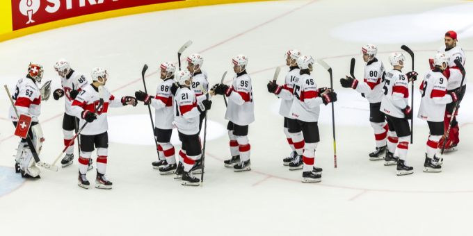 Die Schweizer feiern den 10:0-Sieg an der Eishockey-WM gegen Ungarn mit Zurückhaltung. Eishockey WM