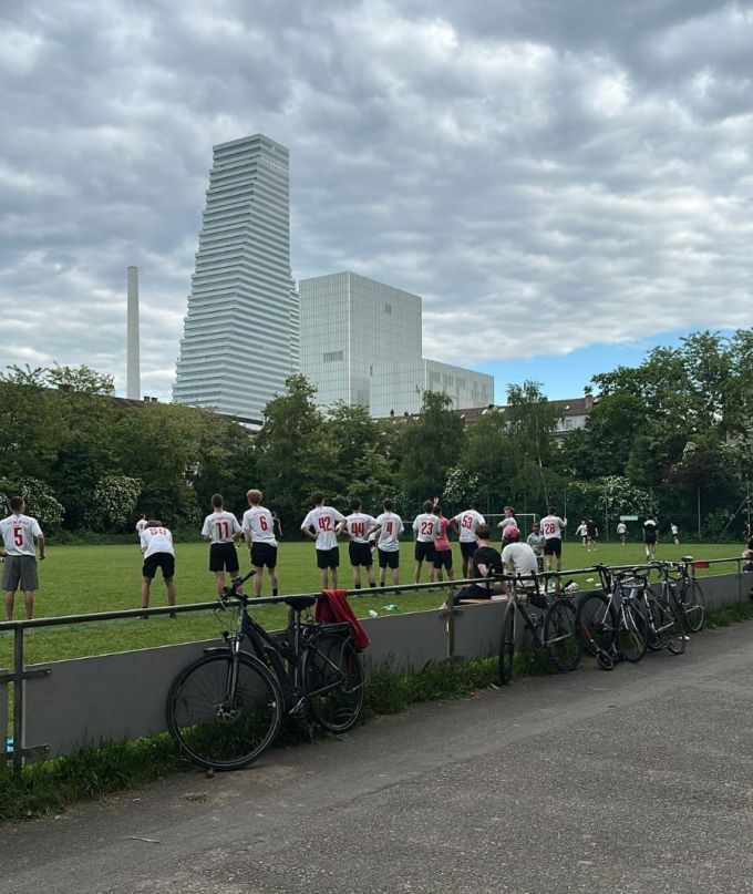 WC-Notlösung für einen ESC-Fan: ein Fussballplatz. ESC 2025