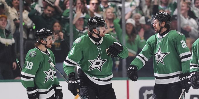 Lian Bichsel (Mitte) steht mit den Dallas Stars im Final der Western Conference. Lian Bichsel NHL