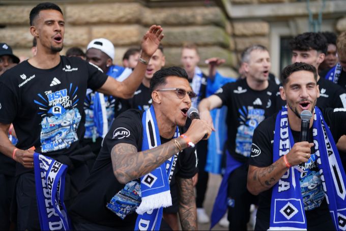 Die Stimmung bei Fans und Spielern ist ausgelassen. HSV