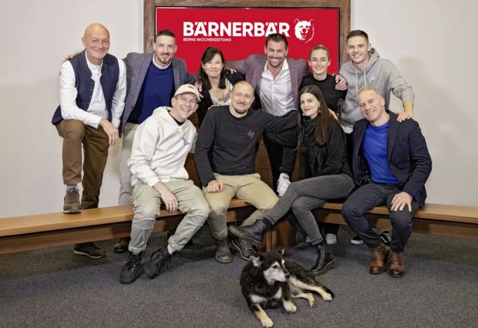 Das motivierte, bärenstarke Team (v.l.n.r.): Daniel Zaugg, Nick Eggenschwiler, Fabian Hofmann, Andrea Bauer, Tom Mischler, Lorenz Feller, Nicole Hubler, Noelle Schaller, Oliver Schneider und Piero Sutera. Vorne: Redaktionshund Ferro.Foto: Fabian Hofmann