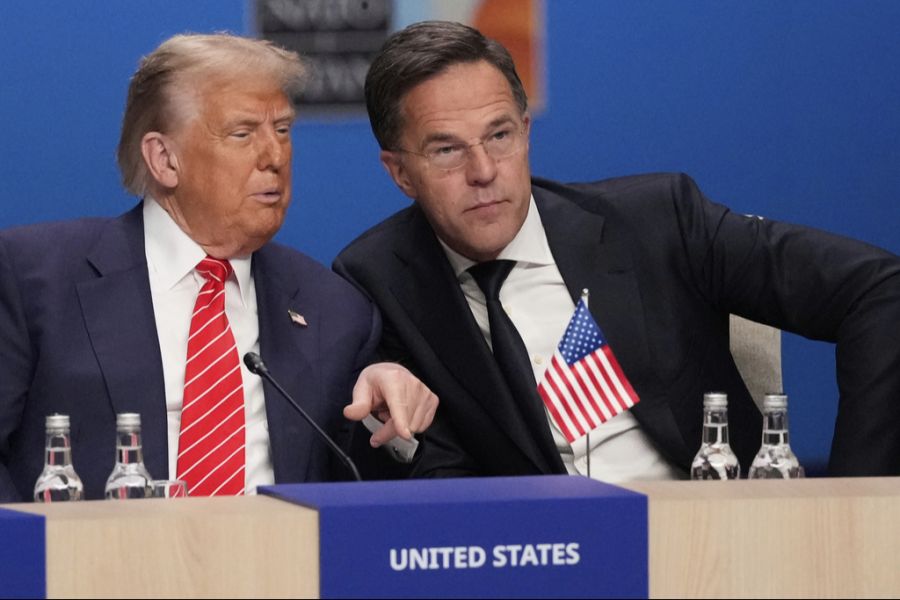 Versuchte sich Nato-Chef Mark Rutte (rechts) am Gipfel in Den Haag bei US-Präsident Donald Trump einzuschleimen?