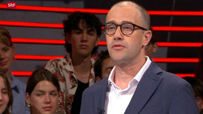 SP-Vizepräsident David Roth freut sich, dass im neuen Abkommen der Lohnschutz gewährleistet ist. Kritik äusserte er jedoch zum geplanten Stromabkommen. «Arena»