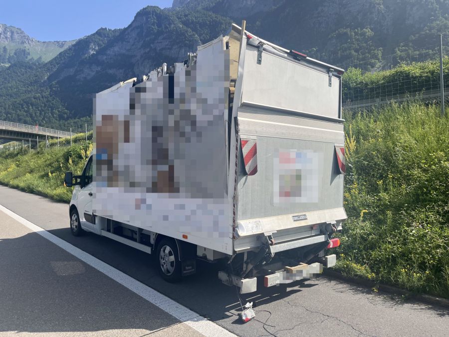 Durch den Selbstunfall kollidierte ein Lieferwagen mit einem Fahrzeug.