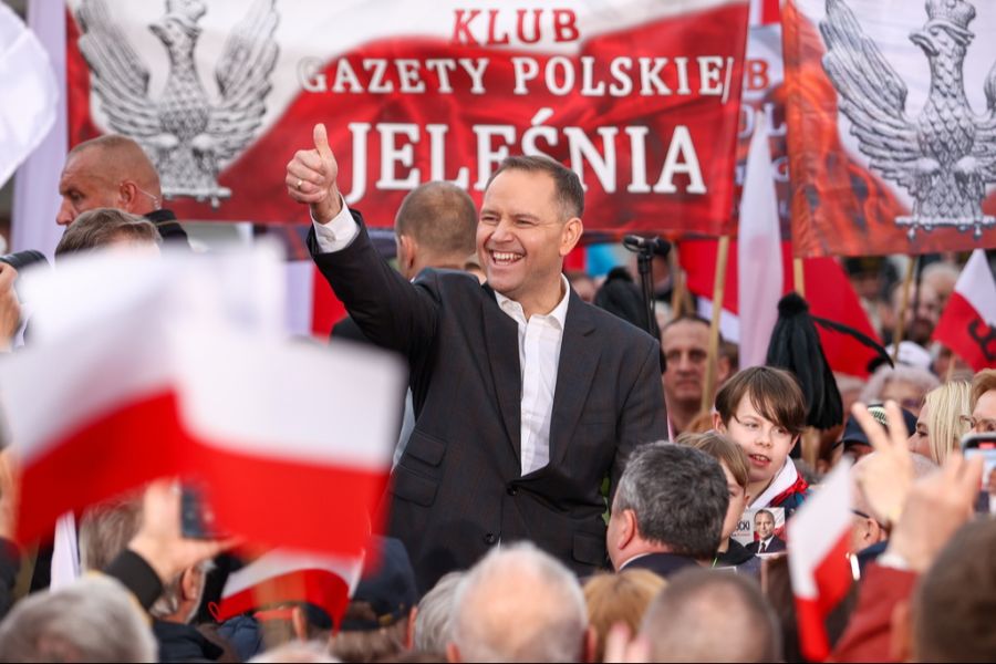 Der rechtskonservative Karol Nawrocki hat die polnische Präsidentschaftswahl knapp gewonnen.