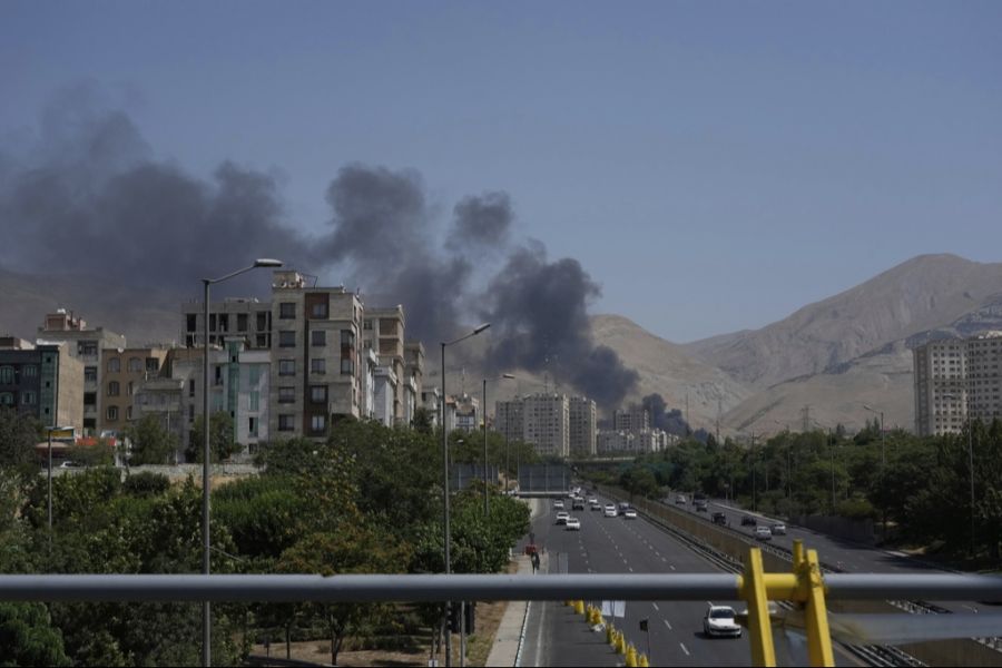 Rauchwolken von einer Öllageranlage in Teheran, die mutmasslich von einem israelischen Angriff getroffen wurde.