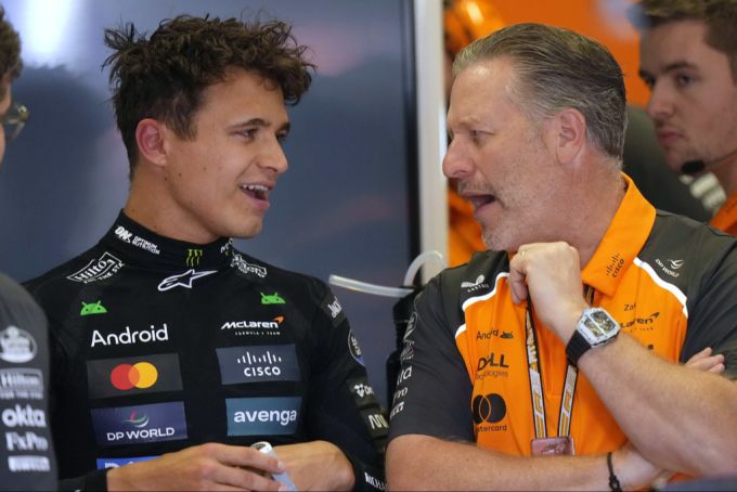Lando Norris im Gespräch mit Zak Brown, Team-Boss von McLaren in der Formel 1. McLaren Formel 1